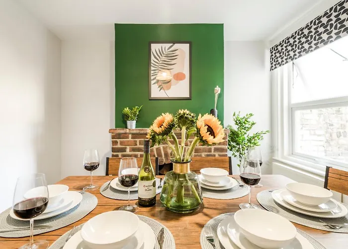 West Lodge- Cosy Home From Home With 3 Bedrooms