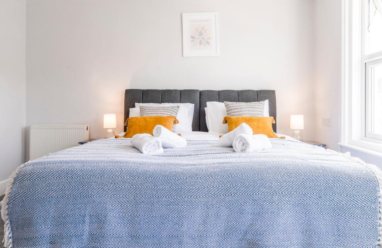West Lodge- Cosy From With 3 Bedrooms *